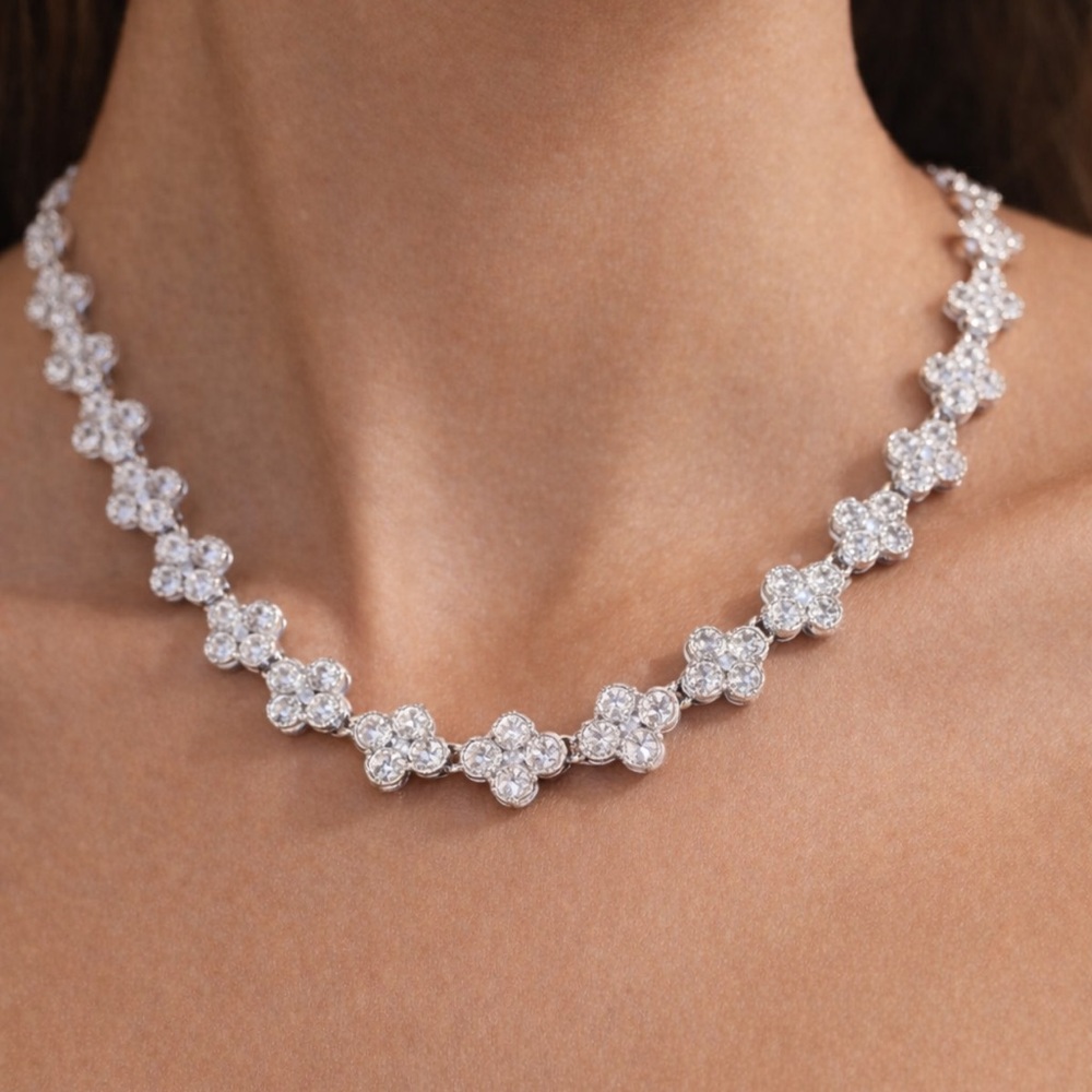 Elegant Silver clover Necklace
